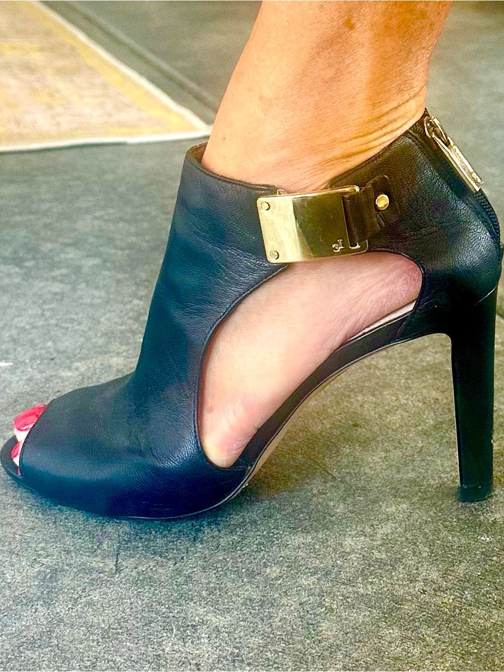 Louise et Cie black peek toe high heeled shoes sz 38.5
